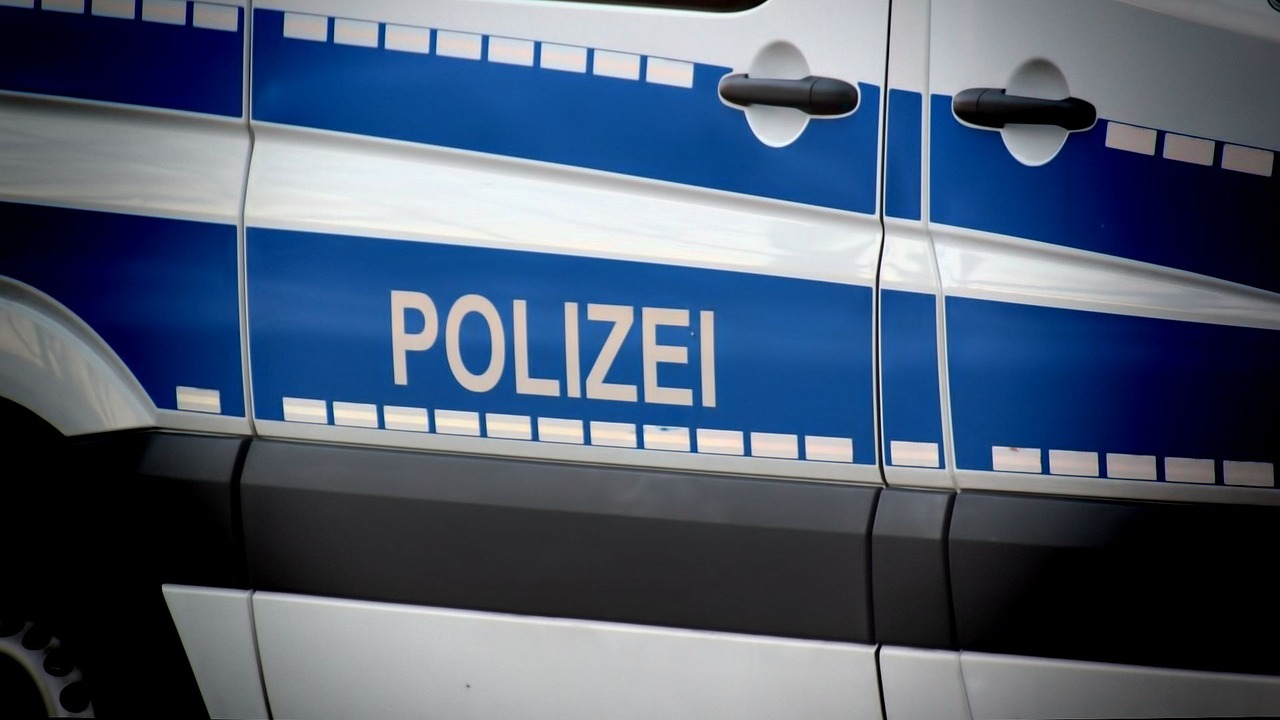 Mann mit Messern greift Polizei in Warendorf an